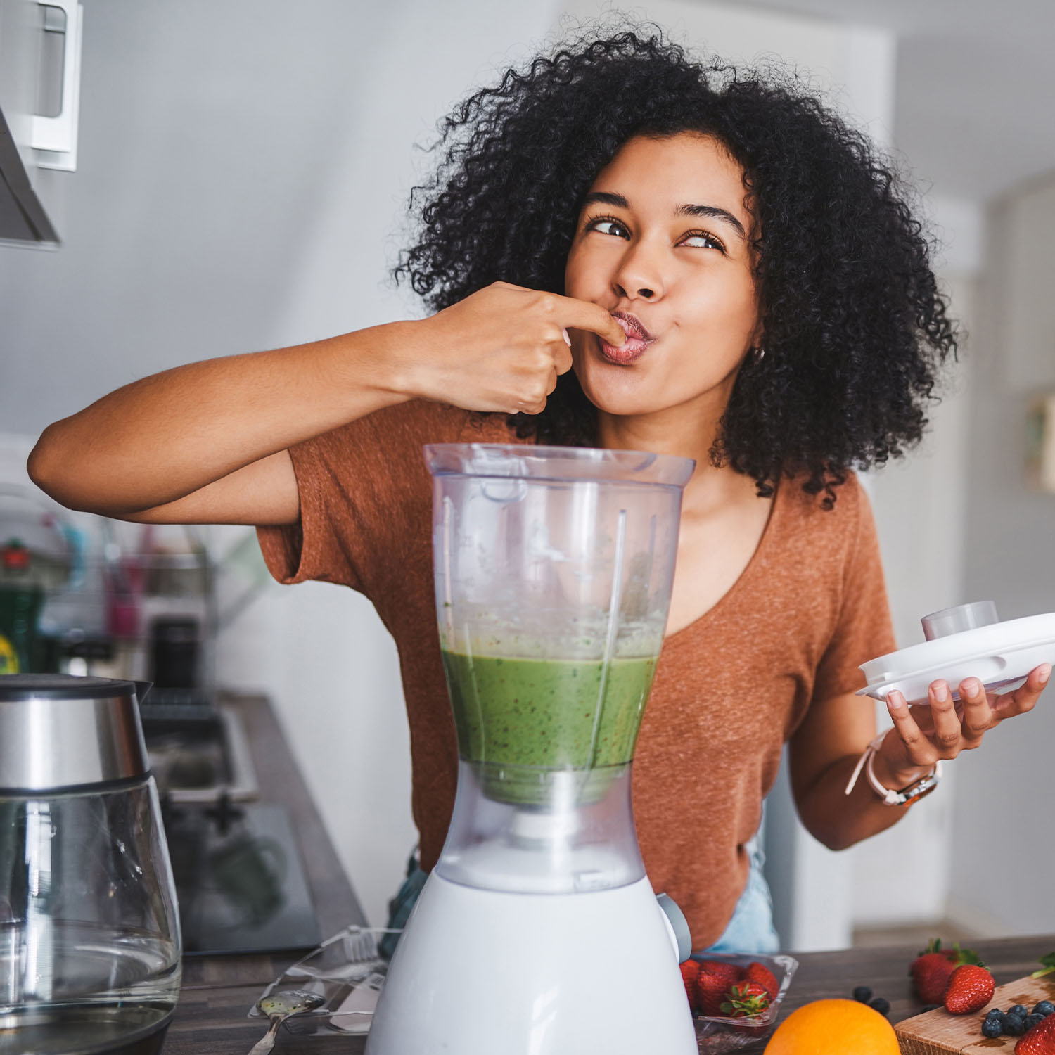 Eine Frau die genüsslich ihrem Antioxidantien-Shake trinkt.